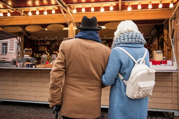 Old man and woman want purchase in store outdoor — Stock Photo, Image