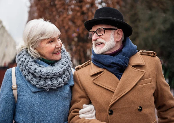 Frohes reifes Ehepaar geht auf Straße — Stockfoto