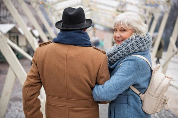 Alegre señora mayor disfrutando de caminar con su marido — Foto de Stock