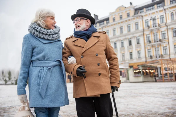 Alegre h marido y mujer mayores disfrutando de caminar en la calle — Foto de Stock