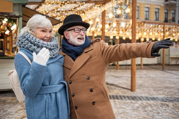 Позитивный старый муж и жена развлекаются в городе — стоковое фото