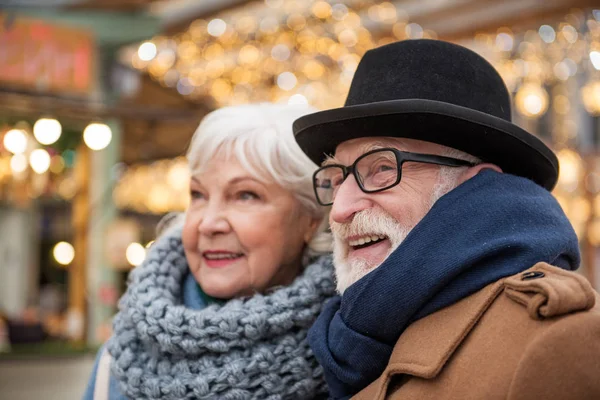 Entusiasmado casal amoroso idosos de pé na rua no inverno — Fotografia de Stock