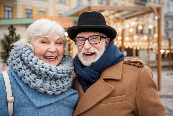 Alegre hombre y mujer senior divirtiéndose en la ciudad —  Fotos de Stock