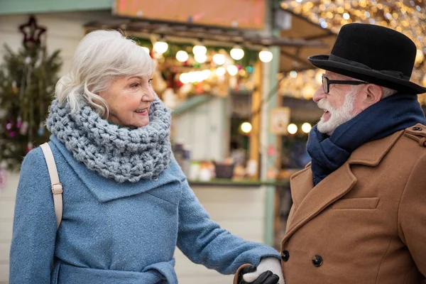 Позитивный зрелый мужчина и женщина наслаждаются романтикой в городе — стоковое фото