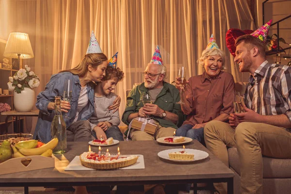 Feliz família celebrando aniversário no quarto — Fotografia de Stock