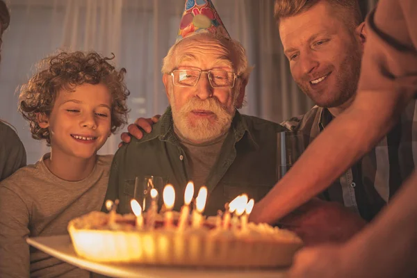 Abuelo saliente celebrando cumpleaños con la familia — Foto de Stock