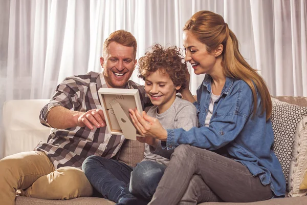 Trave genitori e ragazzo guardando l'immagine — Foto Stock