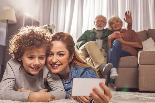 Mamma e bambino in uscita che creano immagine — Foto Stock