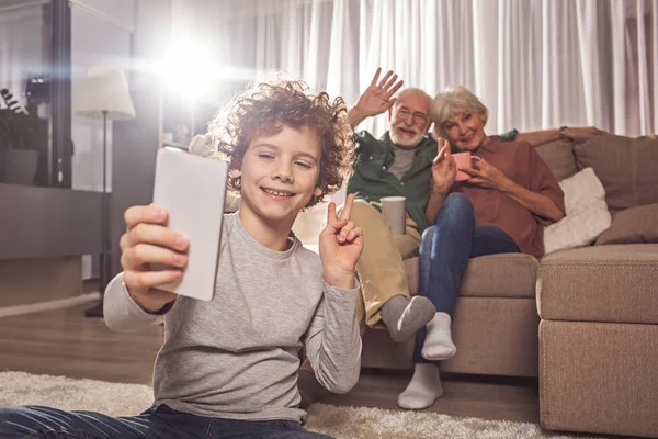 Bambino felice che fa foto con i nonni — Foto Stock