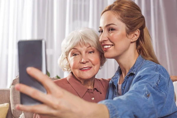 Ehemalige Verwandte machen Selfie per Telefon — Stockfoto
