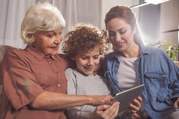 Glada släktingar titta på gadget — Stockfoto