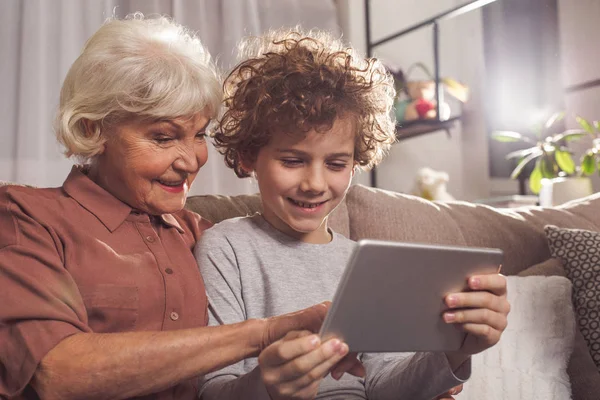 Glückliche Oma und Enkel mit Gerät — Stockfoto