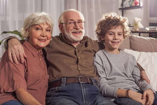 Avós felizes e neto feliz — Fotografia de Stock