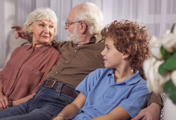 Avós extrovertidos e criança feliz falando — Fotografia de Stock