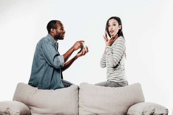 Femme étourdie assise près du mâle donnant son alliance — Photo