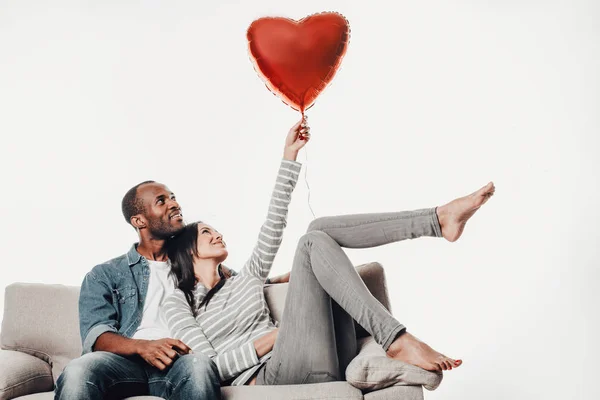 Задоволена пара в любові тримає повітряну кулю — стокове фото