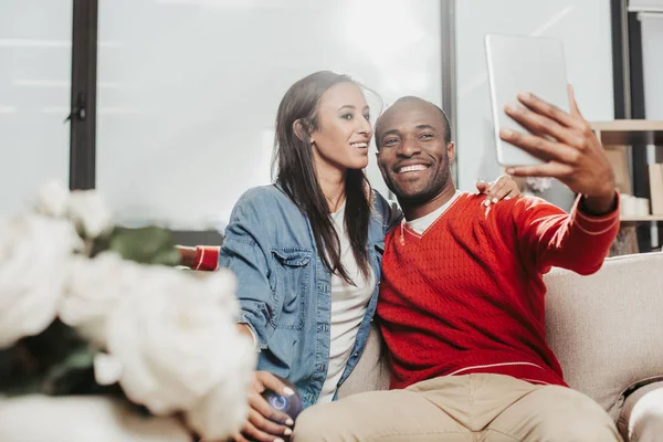 Így a selfie lappal otthon élvezte pár — Stock Fotó