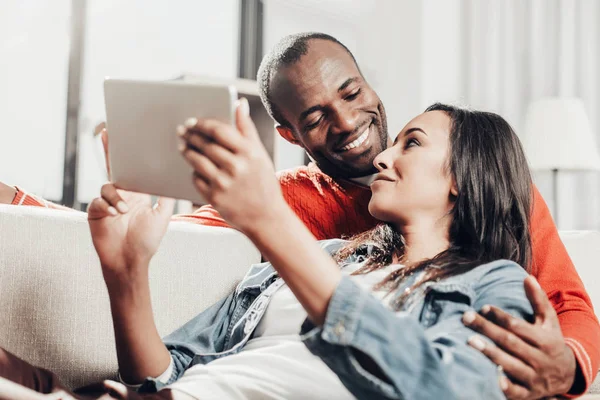 Due persone felici innamorate che passano il tempo con il dispositivo — Foto Stock