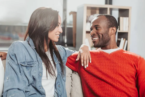 Sonriente hombre y mujer enamorados sentados juntos — Foto de Stock