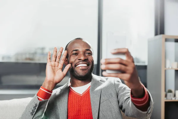 Feliz macho haciendo videollamada en el teléfono celular —  Fotos de Stock