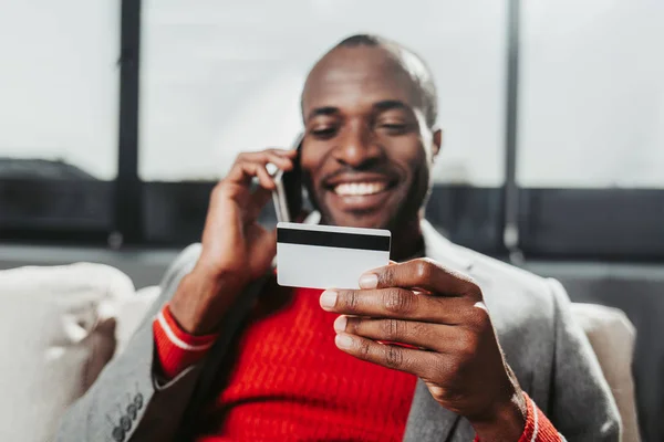 Homem de conteúdo conectando por telefone móvel — Fotografia de Stock