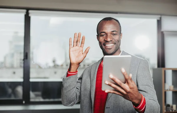 Pessoa masculina feliz olhando para guia e cumprimentando companheiro — Fotografia de Stock