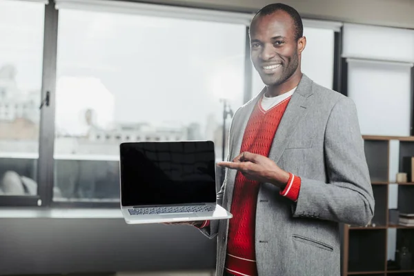 Yakışıklı adam zevk ile laptop gösteren — Stok fotoğraf