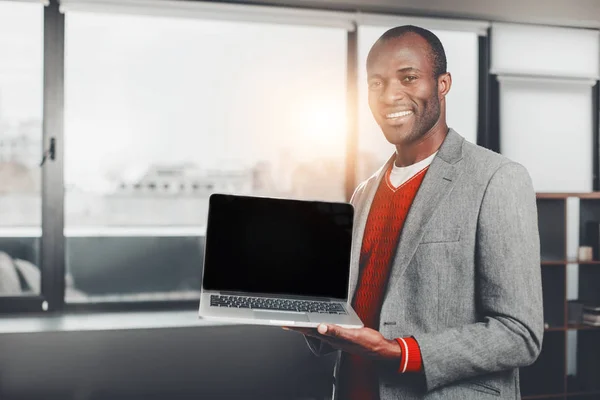 Goed uitziende inhoud man aantonen van laptop — Stockfoto