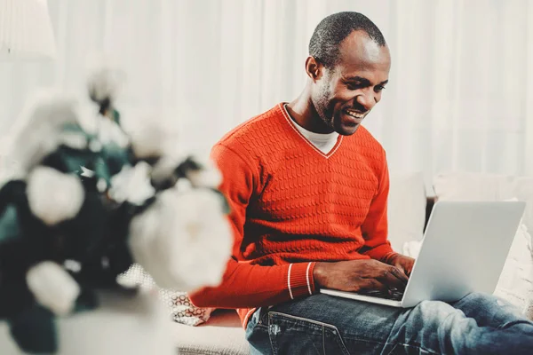 Homem feliz concentrando-se na tela do computador — Fotografia de Stock