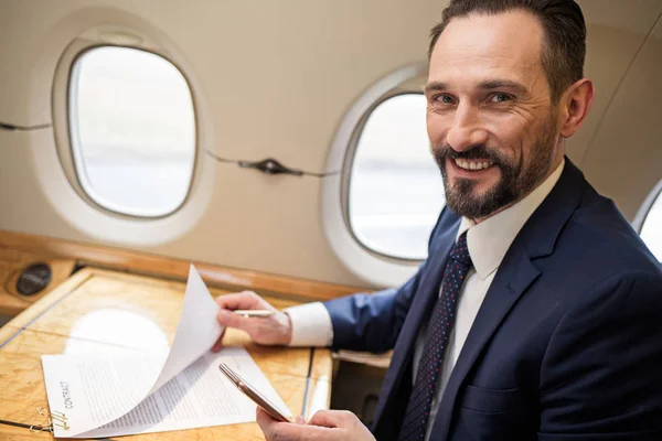 Diplomático alegre trabajando a bordo del avión —  Fotos de Stock