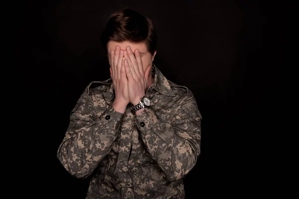 Расстроенный военный чувствует себя беспомощным — стоковое фото