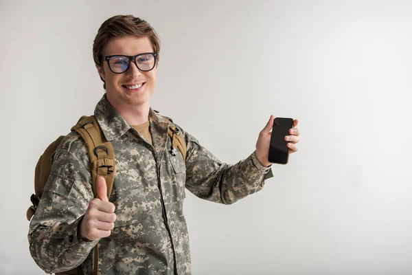 欢快的军事家伙享受他的手机 — 图库照片