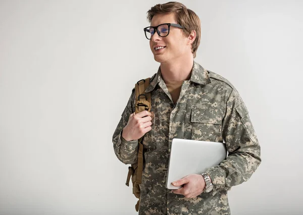 Glad att militära killen kommer för att studera — Stockfoto