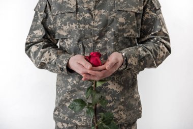 Askeri adam elinde çiçek olan