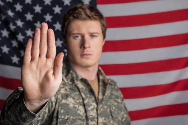 Sakin erkek asker yaşadığı ülkede gurur duyar