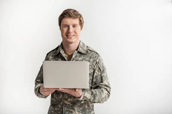 Elektronik cihaz elinde olan sakin asker — Stok fotoğraf
