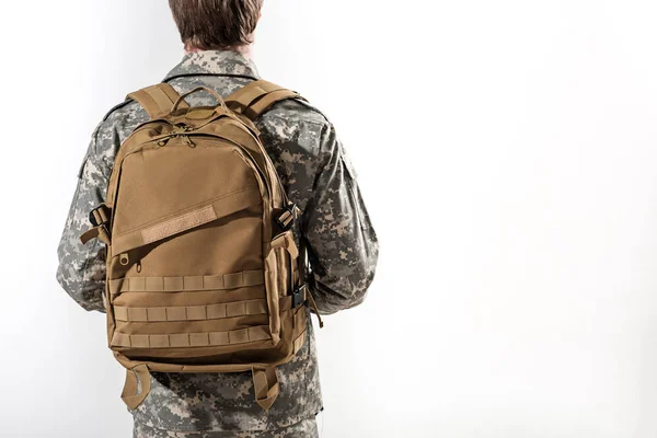 Militära kille visar sin ryggsäck — Stockfoto