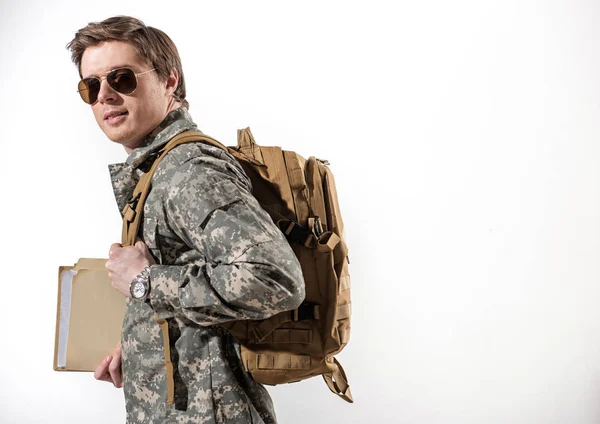 Αυτοπεποίθηση αρσενικό στρατιώτης πηγαίνει κάπου — Φωτογραφία Αρχείου