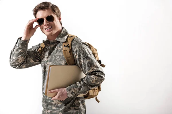 Ευχαριστημένος στρατιωτική άντρας προσαρμογή του γυαλιά — Φωτογραφία Αρχείου