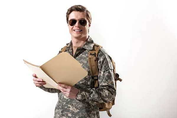 Ευχαριστημένος στρατιωτική άντρας στέκεται με την υπόθεση έγγραφο — Φωτογραφία Αρχείου
