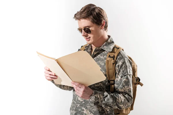 Спокойный молодой солдат просматривает данные в папке — стоковое фото
