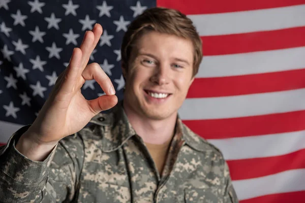 Feliz soldado masculino trabajando en el servicio militar — Foto de Stock