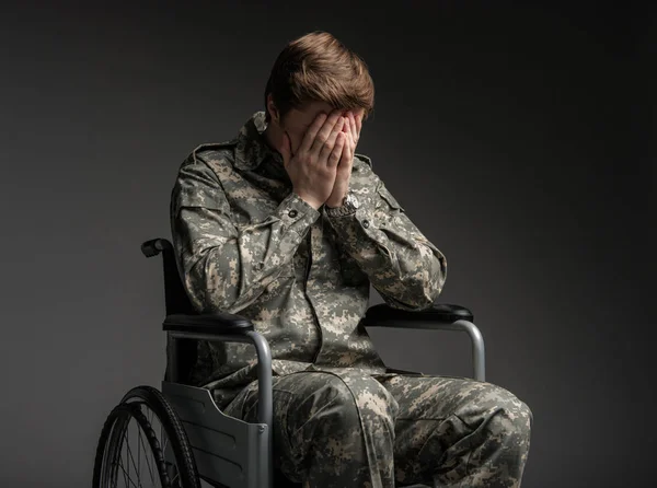 Despondent military man feeling helpless — Stock Photo, Image