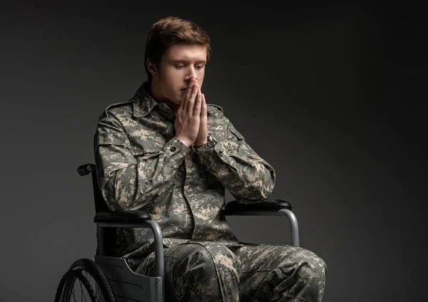 Несчастный парализованный солдат, вспоминающий свое прошлое — стоковое фото