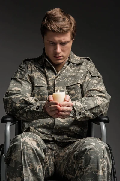 麻痺した兵士の手で座薬を持っていることを動揺します。 — ストック写真