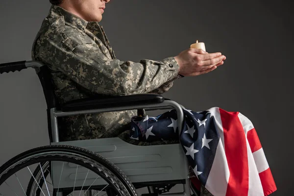 Ветеран з інвалідністю молиться за своє майбутнє — стокове фото