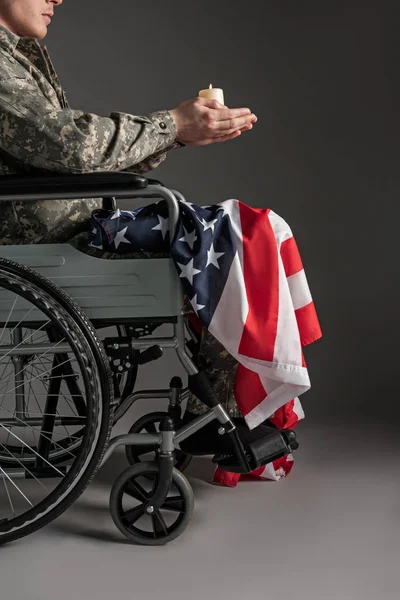 Soldado discapacitado con vela en las manos — Foto de Stock