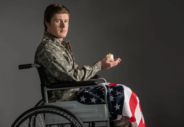 Несчастный парализованный военный чувствует себя беспомощным — стоковое фото