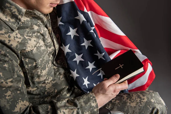 Военный-инвалид молится — стоковое фото
