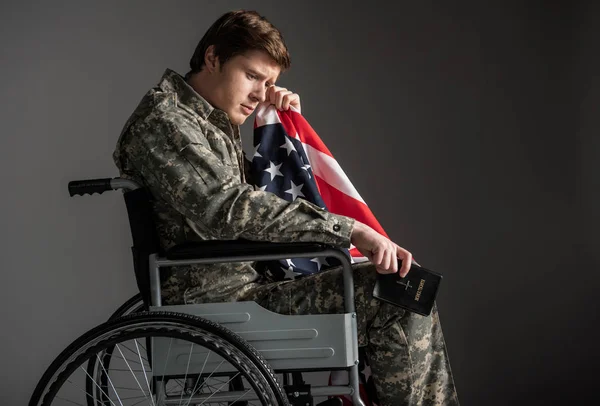 Soldado discapacitado molesto sintiéndose desesperado — Foto de Stock